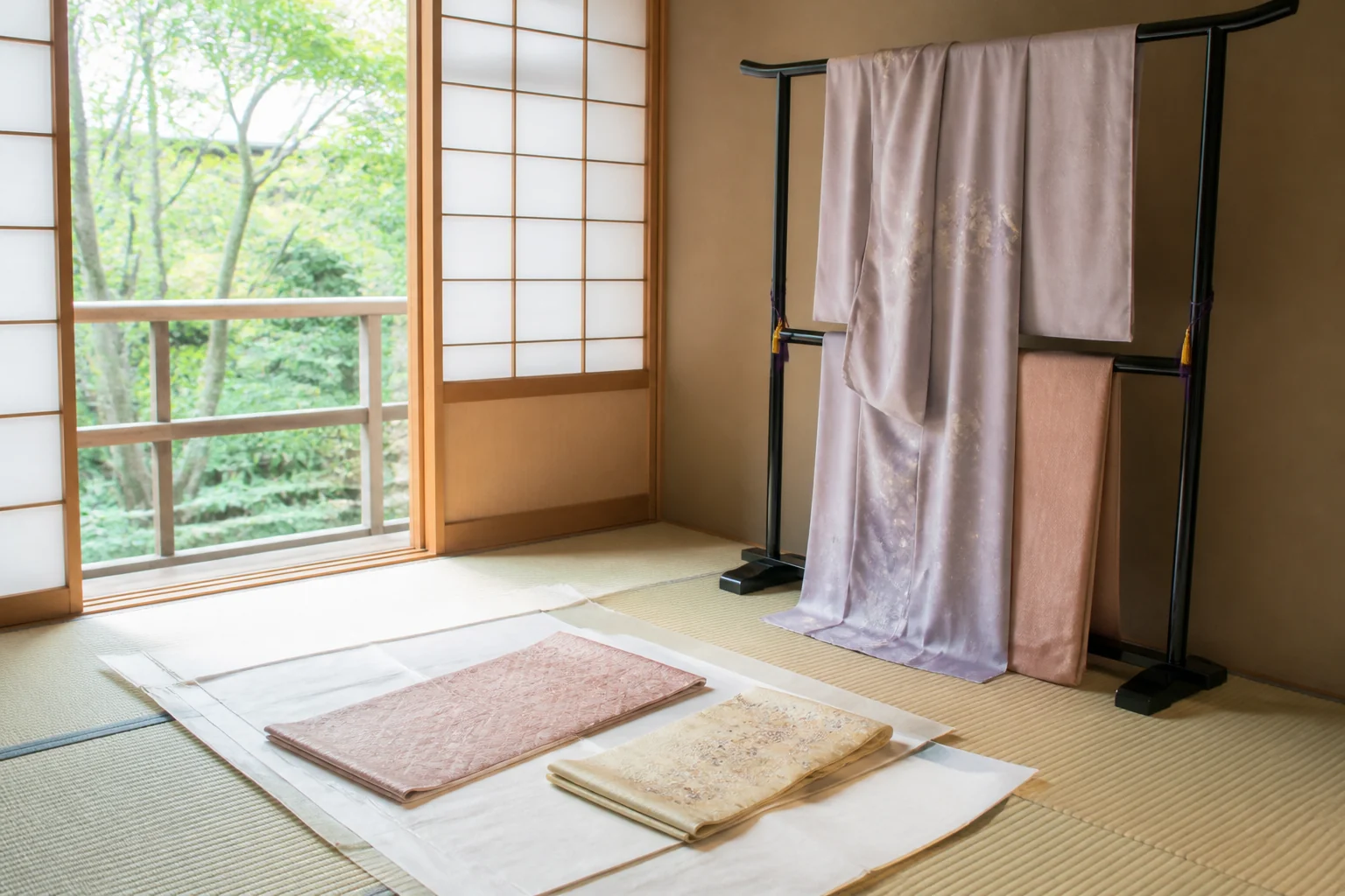 旅館の和室で、着物を衣桁に掛けて陰干しする様子をイメージした写真