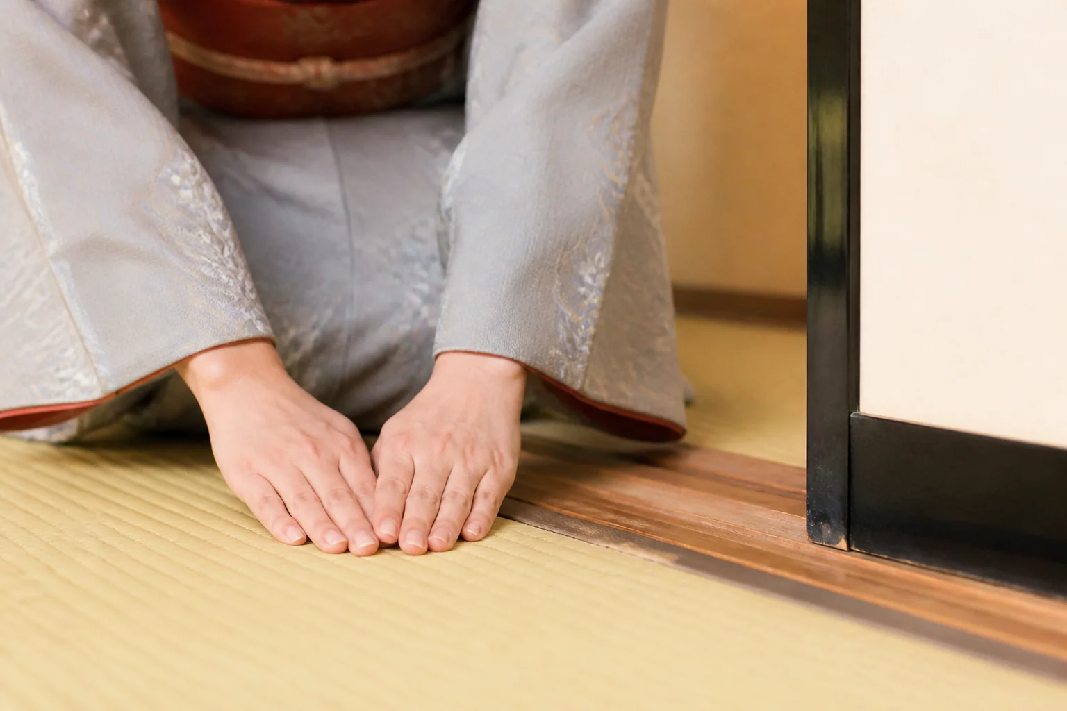 客室での座礼で、膝の前の畳に両手の指先をそろえて置く手元をイメージした写真